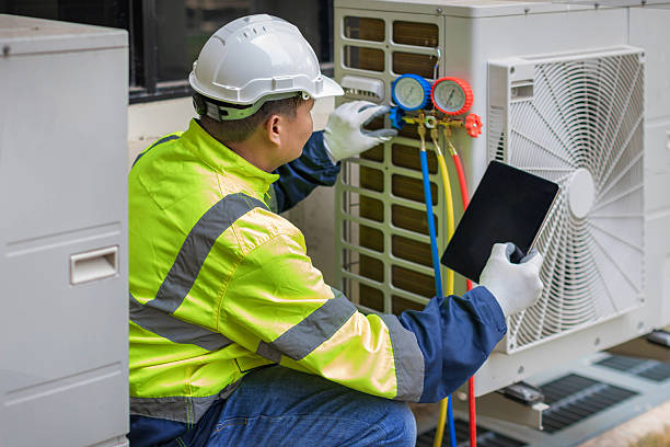 Professional Ac Installation technician working in Audubon, IA